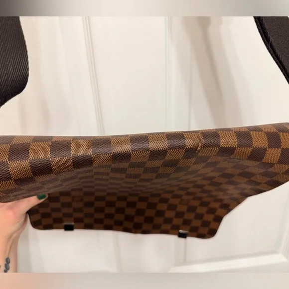 *Beautiful* Authentic Louis Vuitton - Damier Ebene Messenger Bag - Picture 5 of 16